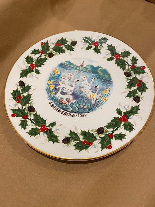 Vintage Royal Grafton Christmas Plate, Christmas Tableware, Vintage Christmas Plate, Swan Plate, Vintage Swan, Christmas 1982, Vintage China